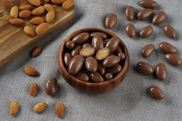مرجع قیمت انواع بادام شکلاتی + خرید ارزان